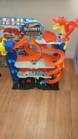 Hot Wheels Ultimate Garage and Colossal Crash 2 sets