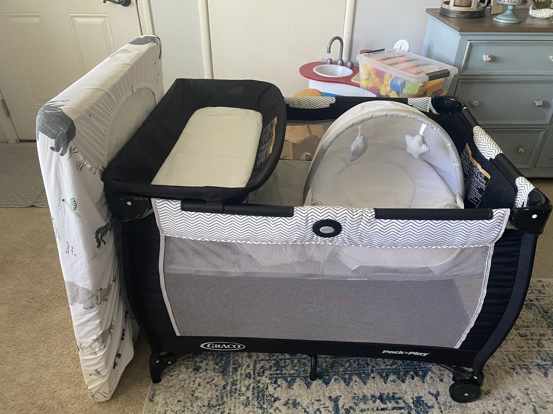 Graco Pack 'n Play Care Suite Playard, Mattress and 2 Sheets. Grandmas House Special!! Hardly Used!