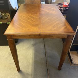 KLAUSSNER PUB TABLE W/STOOLS