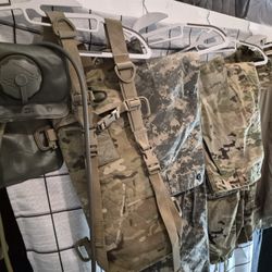 7 Piece Us Army Clothes Size Med Lot With BofA Bag And 2 Liners All New