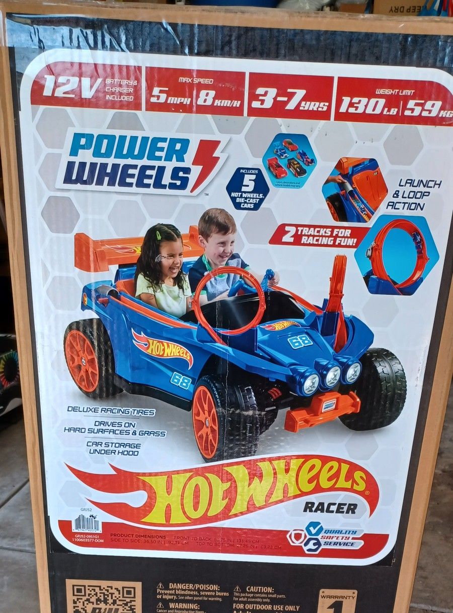 12V Power Wheels Hot Wheels Racer Battery-Powered Ride-On and Vehicle Playset with 5 Toy Cars