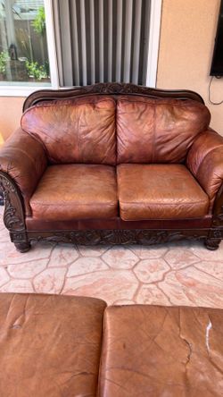 Solid wood love seat, with beautiful  carvings$44