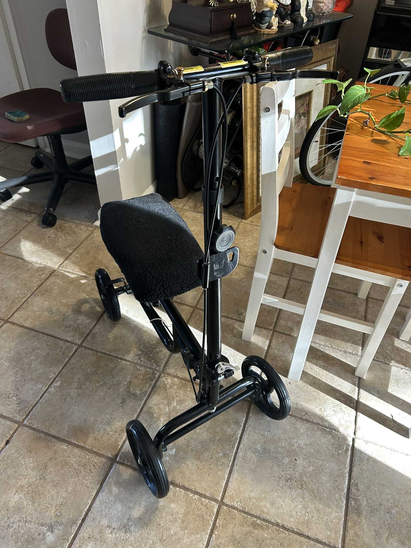 Knee Walker / Knee Scooter - Steerable & Foldable Knee Walker / Knee Scooter 