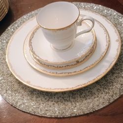 LENOX  Classic CORONET  Bone China, 8, 5 Piece Place Settings  40 Pieces