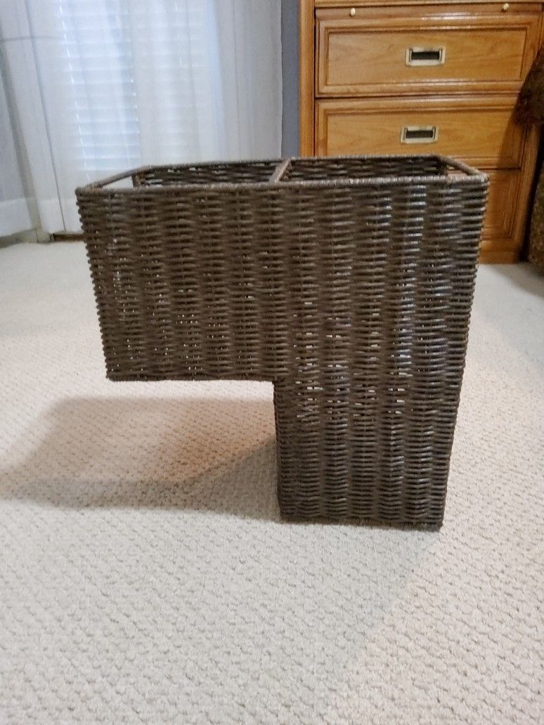 Put On Your Stairs And Put Item's In Basket So When Its Full You Can Take Up And Not having To Go Up And Down . Size . 16"× 15"× 9" .