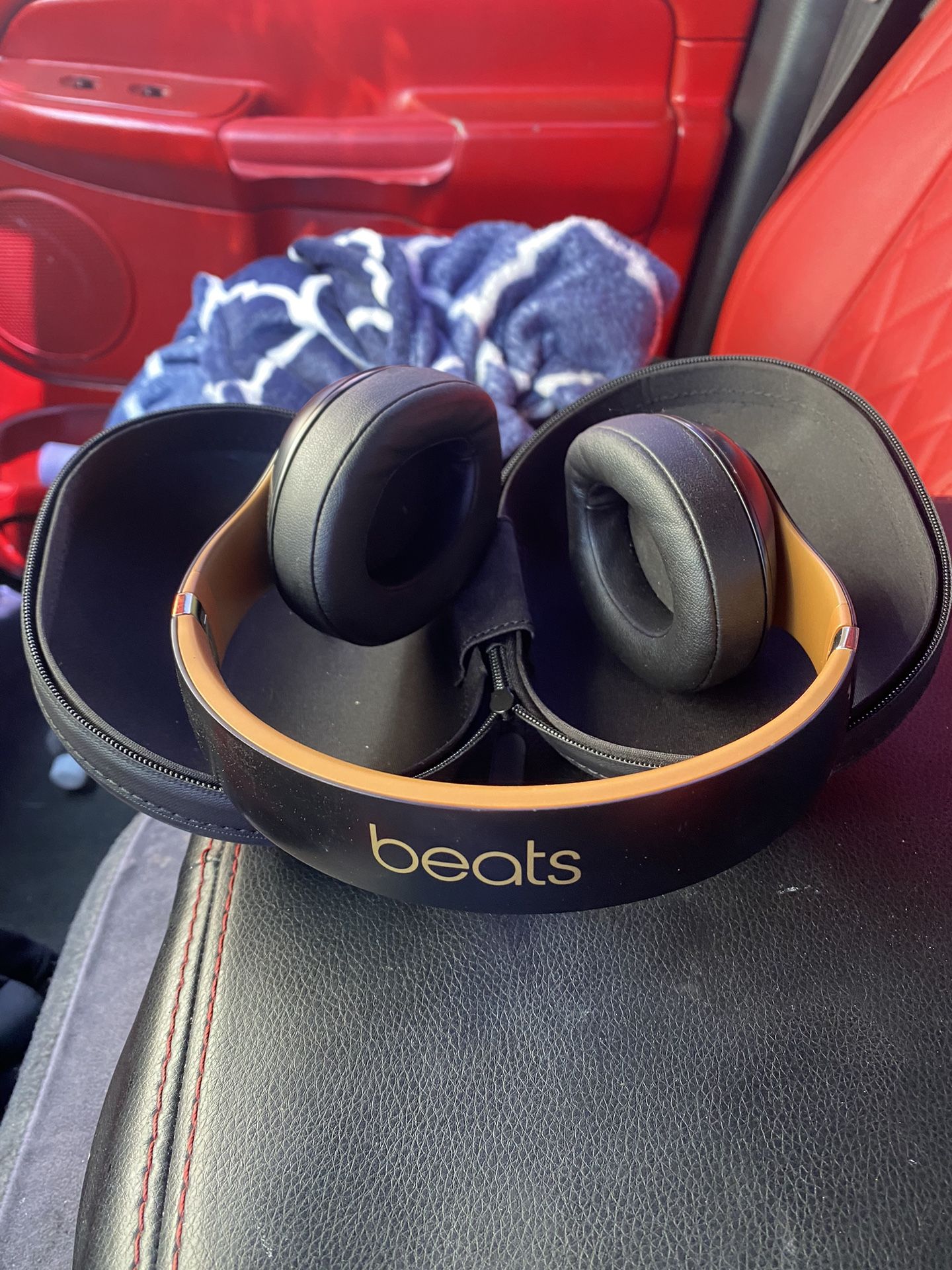 Beats Studio3 Wireless Headphones – Matte Black/Gold