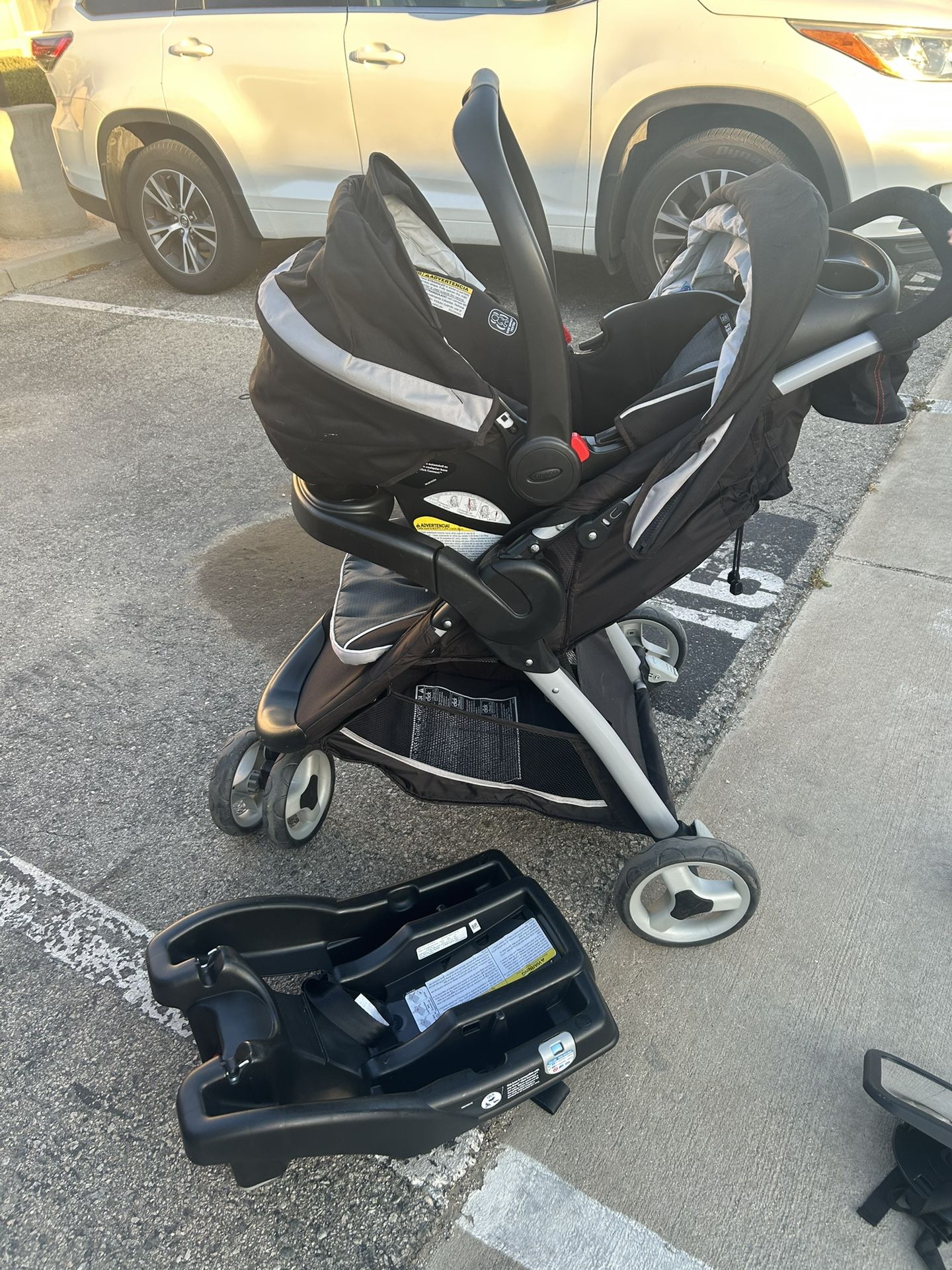 Graco car seat with car latch and stroller!!
