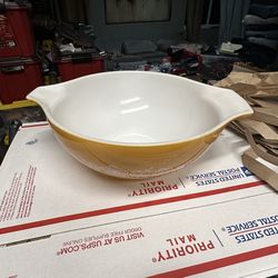 Vintage Pyrex mixing bowl