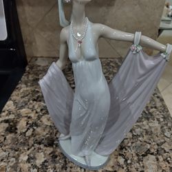 LLARDO GRAND DAME 1568 FIGURINE / VINTAGE & RETIRED. SHE IS ABSOLUTELY BEAUTIFUL, BUT MISSING HER HANDS AND HEAD PIECE.  $500.00 OR BEST OFFER.