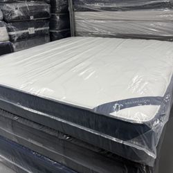KING SIZE DREAMCLOUD MATTRESS & BOX SPRINGS BED SET