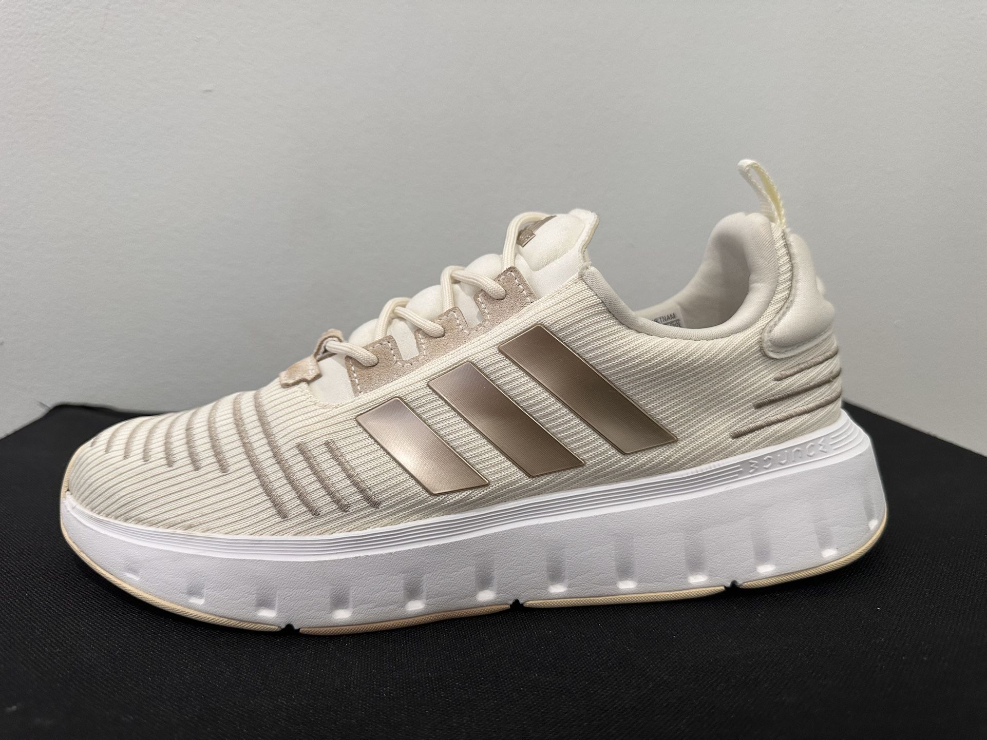 ADIDAS SWIFT RUN CREAM AND GILD ATHLETIC SHOES SIZE: 10 WOMENS