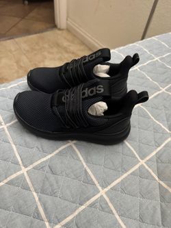 Tenis de niño  nuevos  en su  caja size 1\ medio