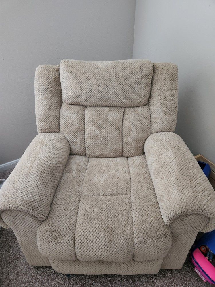 Sara Collection Power Recliner With Usb Charging Port MAKE AN OFFER!!!!!!!!