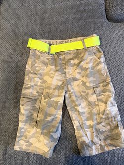 Epic Threads camouflage cargo boys shorts featuring a bright yellow belt- size 8 (medium )