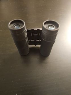 SMALL BINOCULAR GREAT TO WATCH SPORT IN STADIU.M OR AT WORK COMES WITH CASE