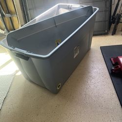 45 gal tub with lid and has 2 wheels
