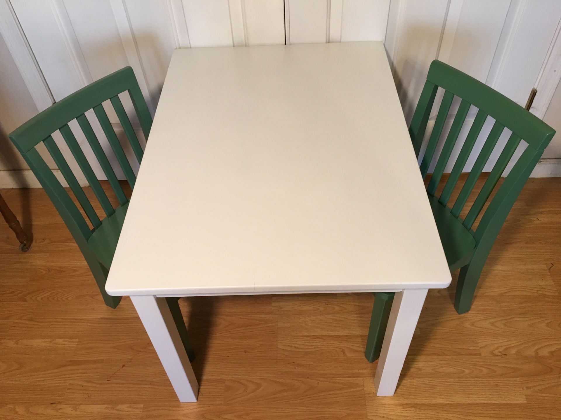 Pottery barn kids Carolina table and two chairs, like new