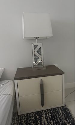 2 nightstands 2 lamps