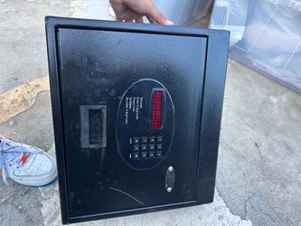 Electronic hotel safe