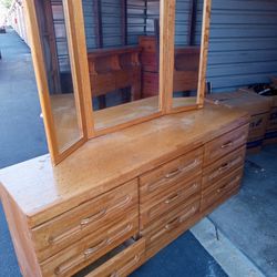 6 Drawer Dresser With Mirror.