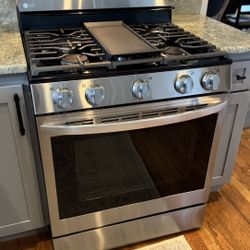 LG Smart Gas Range w/ Air Fry & Convection – Excellent Condition – $650
