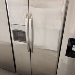 FRIGIDAIRE Refrigerator 