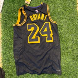 KOBE LAKERS JERSEY SMALL & LARGE