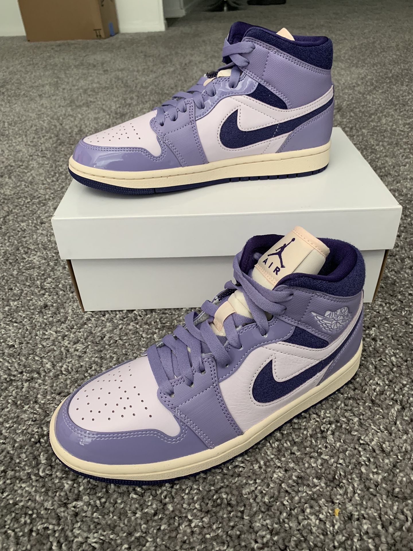 Jordan 1 Mid SE (Chenille Sky Light Purple)