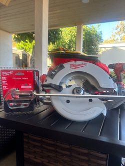 Milwaukee Circular Saw Brushless 7-1/4 in. & Battery 5.0