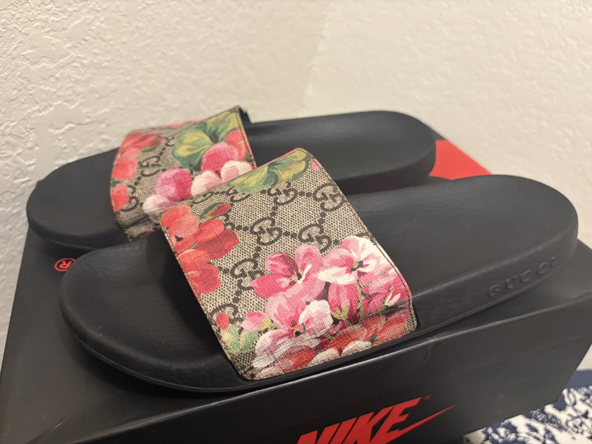 Women’s Slides