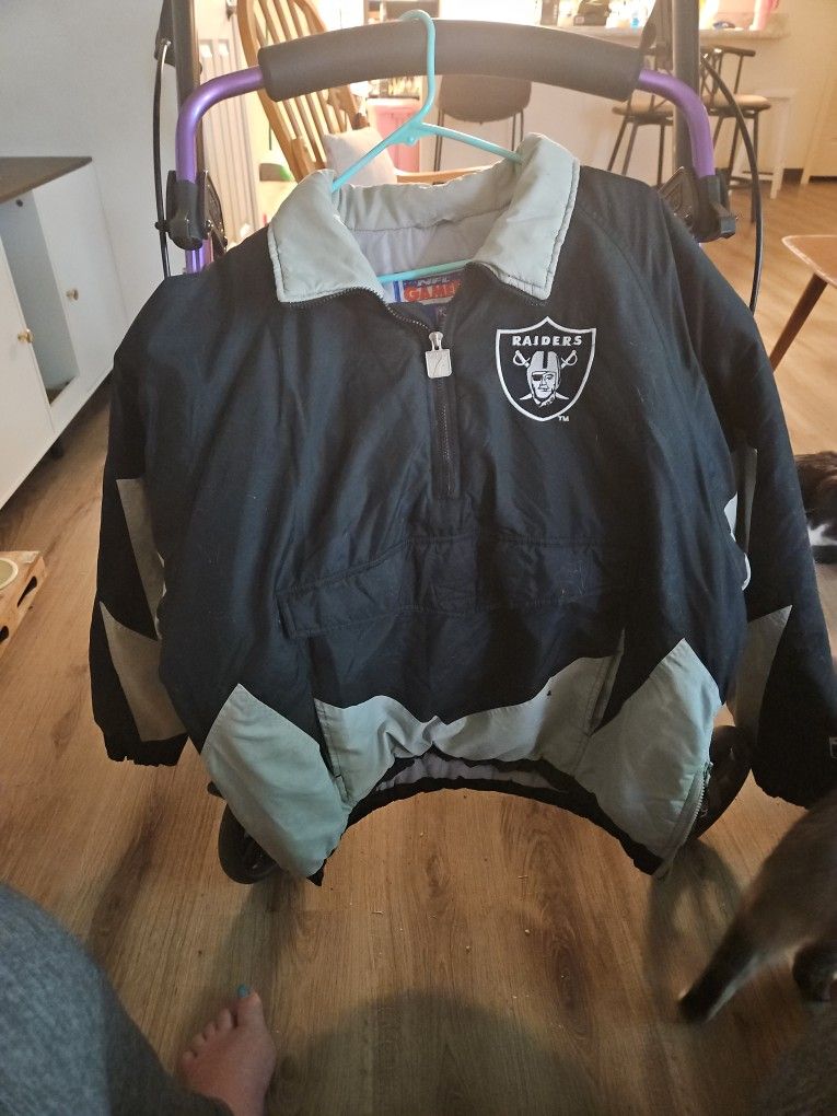 N F L GAME DAY ,VINTAGE OAKLAND RAIDERS  PULL OVER JACKET