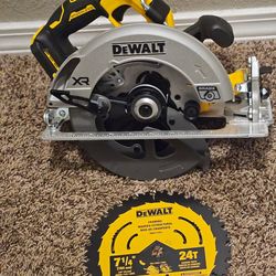 Dewalt Xr 20v.  Circular  Saw  7 1/4  (Tool Only)