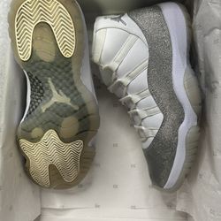 Jordan 11 White Metallic Silver Size 8.5M Used
