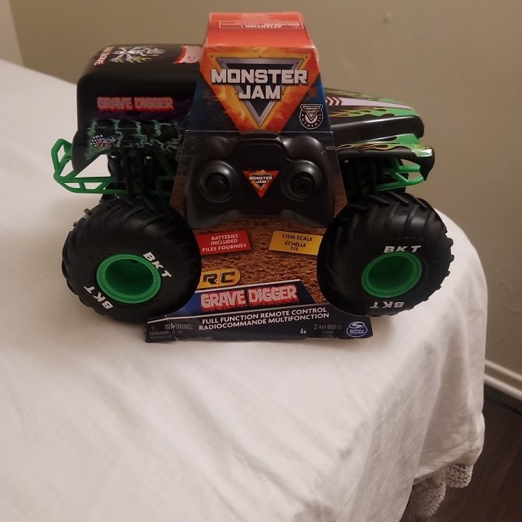 Monster Jam, Official Grave Digger Remote Control Truck 1:15 Scale, 2.4GHz