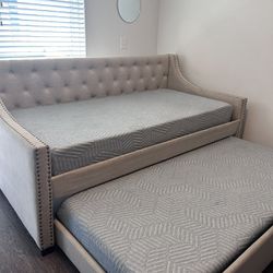 Daybed / Twin Mattress & Cover Included <3