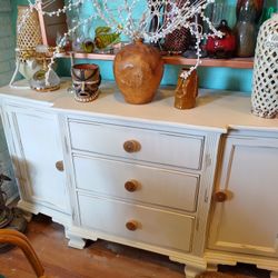 CUTE BUFFET OR TV STAND AT PICKY PINCHERS 891 TURNER ST CLEARWATER OPEN NOON TO 6 FREE DELIVERY