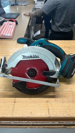 Makita XSS02 Cordless Circular Saw with Battery