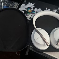 Bose Noise Cancelling Wireless Bluetooth Headphones 700