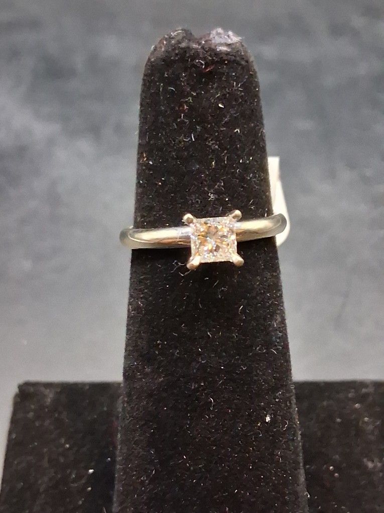 14k White Gold Diamond Ring