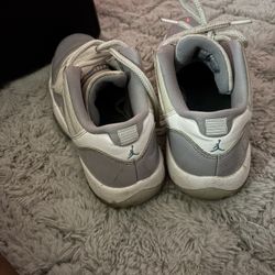 Jordan 11 gray Size 6
