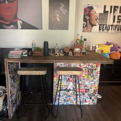 Wooden Bar with 2 bar Stools