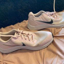 #14 Tennis Nikis  Size  6.5