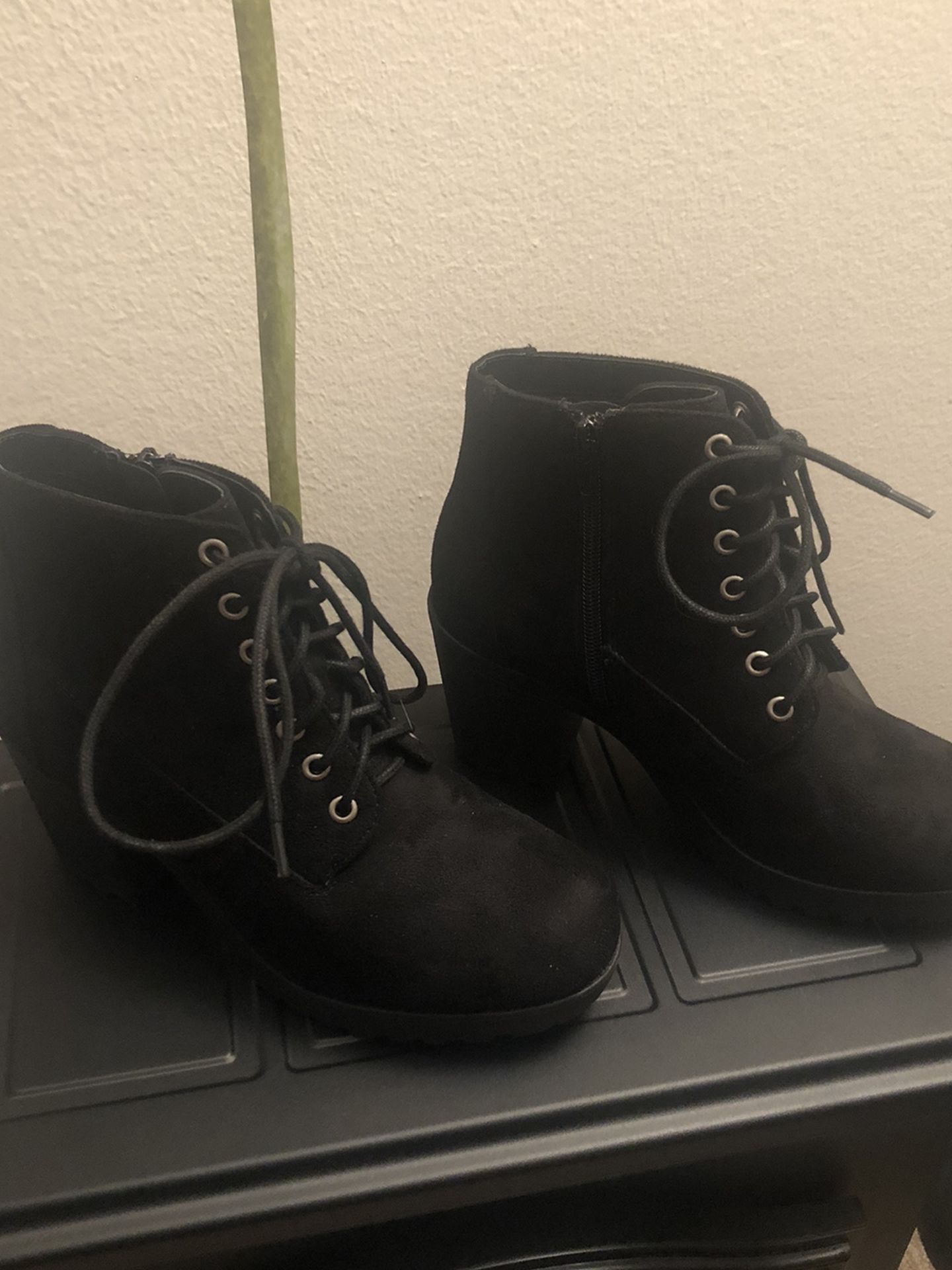 Women’s Blk Heel Booties
