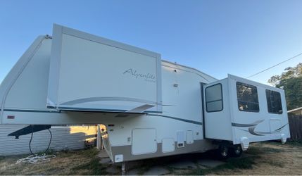 2004 5TH WHEEL TRAVEL TRAILER WITH 3-SLIDE OUTS 33-FOOT LONG