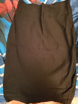 Mediem length black skirt with v cutout XL