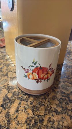 Utensil holder rotating