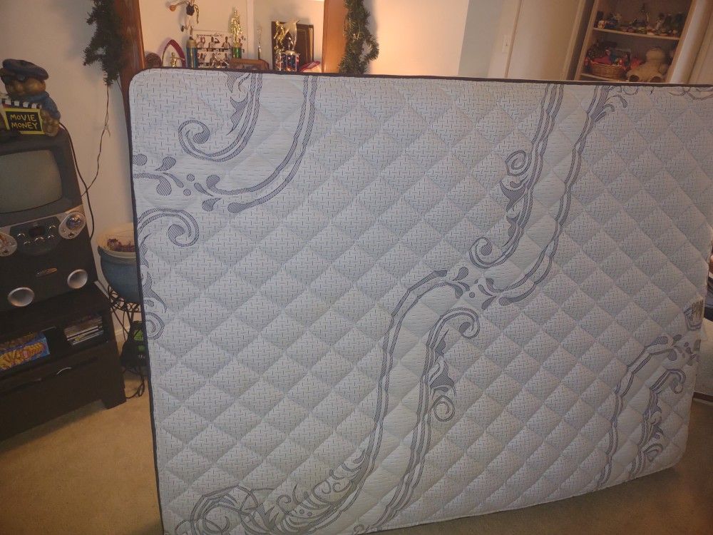 Like new Queen Mattress and Box Spring