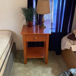 Set Of 2 Nightstands/set 2 Lamps 