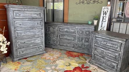 Gorgeous Isabella collection new furniture set
