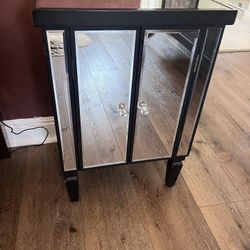 ✨ Mirrored Side Cabinet / Nightstand – Elegant & Functional ✨ 📍West Adams | $45 | Pick-Up Only